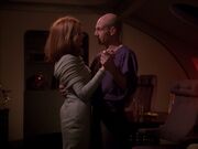 Beverly tanzt mit Picard-Duplikat