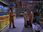 Arbeiter in Frachtraum 4