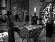 Chaotica zeigt Königin Arachnia die Liege der Überzeugung