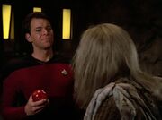 Riker isst einen Apfel