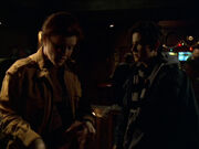 Jason Janeway redet mit Shannon O'Donnell