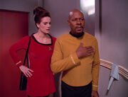 Sisko taps badge
