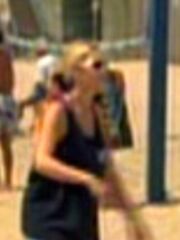 Frau spielt Volleyball am Strand in Los Angeles (1996)