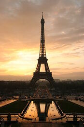 250px-Tour eiffel at sunrise from the trocadero