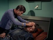 McCoy behandelt Lazarus