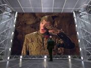 Holobild des Doktors Tom Paris im Schlamm