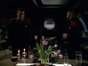 Janeway und Chakotay essen gemeinsam