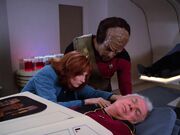 Beverly Crusher erkennt Neuralparasit (2364)