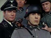 Kirk und Spock in Naziuniformen