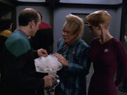 Neelix verteilt Reis