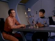 Spock lenkt Rojan ab