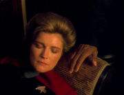 Tuvok legt seine Hand zu Janeway