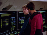 Riker kontrolliert die Arbeit eines wissenschaftlichen Fähnrichs 2364