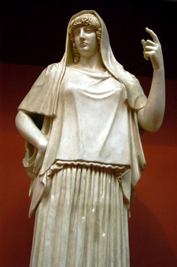 Покровительница древнего рима. Гестия Джустиниани. Греческая богиня Гестия. Гестия богиня статуя. Гестия Бог древней Греции.