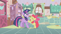 S01E12 Apple Bloom prosi Twilight o pomoc