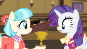 Coco dando un trofeo a Rarity T4E08