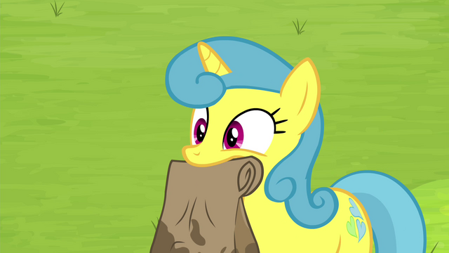 File:Lemon Hearts holding paper bag S4E22.png