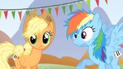 S01E13 Applejack i Rainbow zaskoczone wygraną Twilight