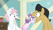 Flurry appears and looks inside Fizzy's mouth S7E3