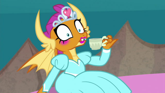 File:Smolder sees her friends staring at her S9E3.png