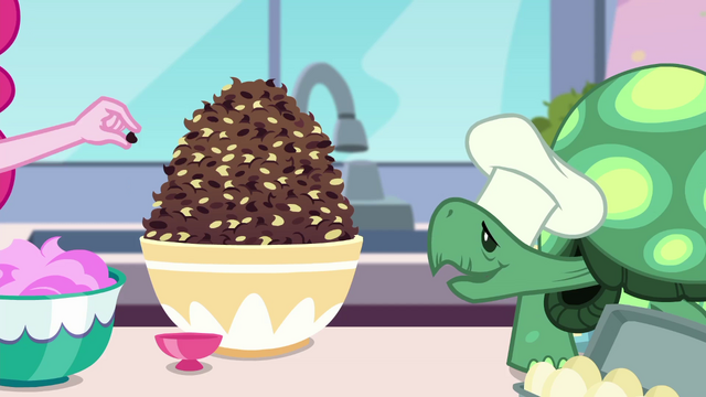 File:Tank watches Pinkie eat chocolate chips EGDS30.png