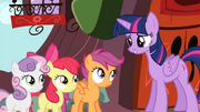 S04E15 Twilight rozmawia z Znaczkową Ligą przy drzwiach