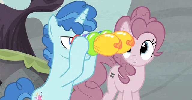 Obraz - S05E02 Party Favor z balonikową lornetką.png  My 