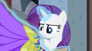 Rarity examinando o cocar T4E19