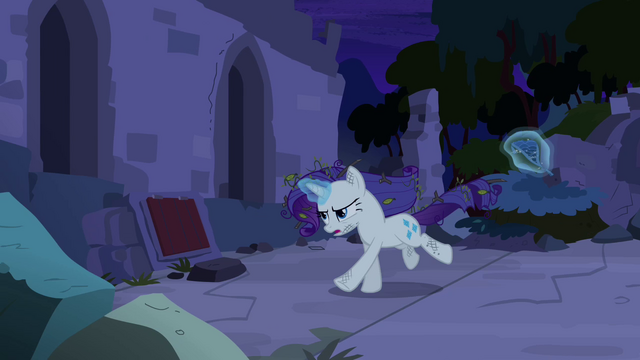 Файл:Rarity gallops into the castle S4E03.png