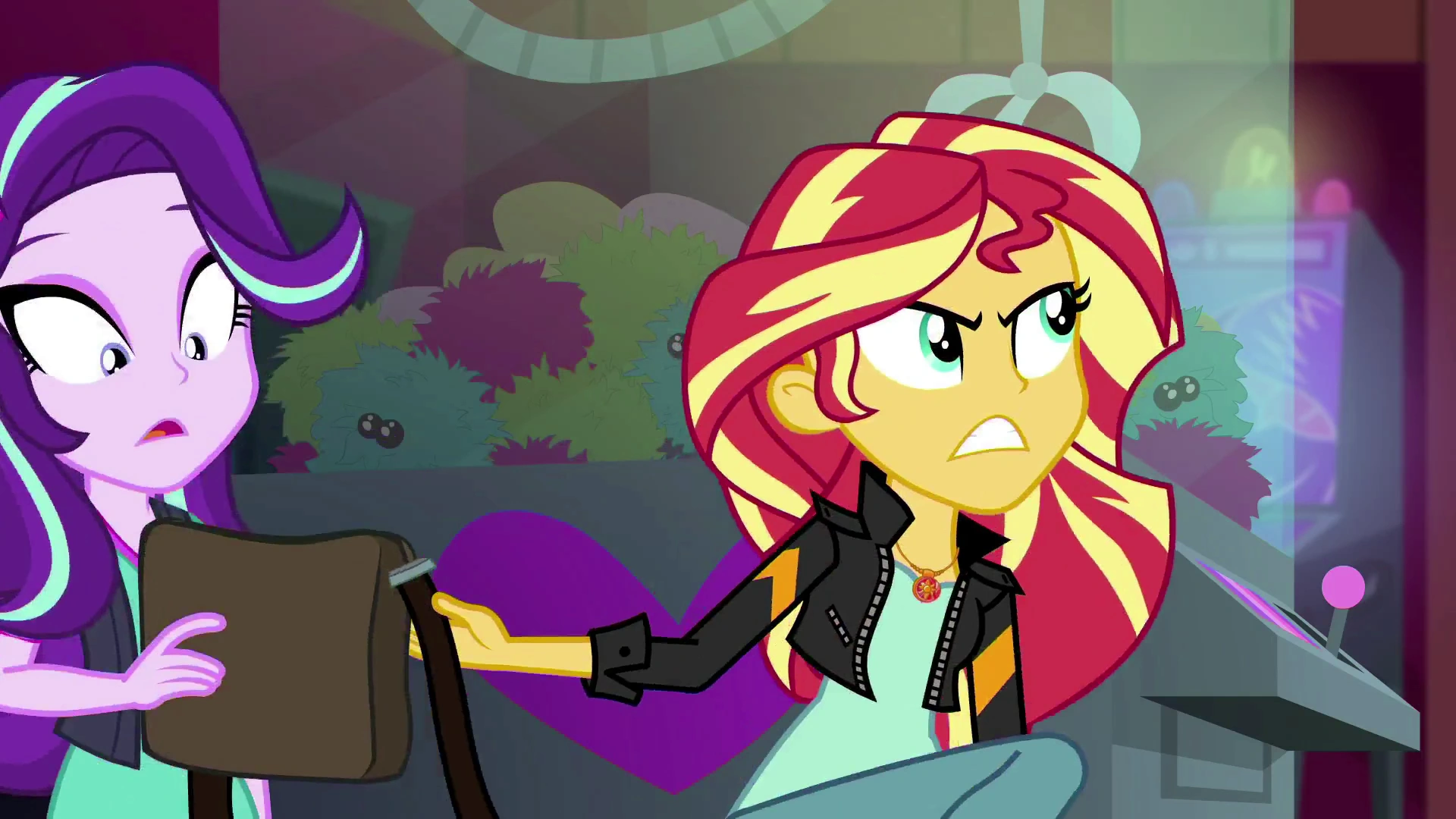 Imagen Sunset Shimmer giving her bag to Starlight Glimmer EGS3.png