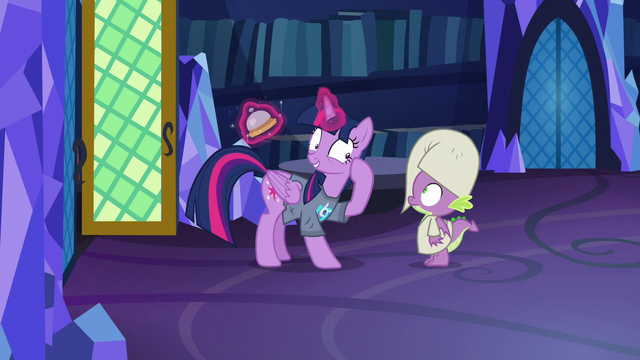 File:Twilight pointing at her brain S9E16.png