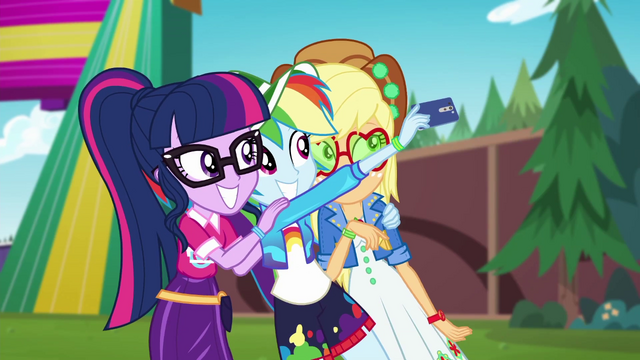 File:Twilight, Rainbow, and AJ taking a selfie EGDS44.png