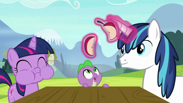 File:Young Shining splits his apple with Spike S9E4.png