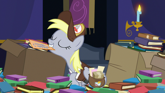 File:Derpy presenting a letter S6E25.png