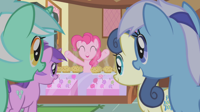 File:Pinkie Pie free muffins! S01E04.png