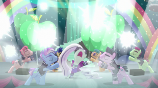 Coloratura sings --Lights, cameras-- S5E24