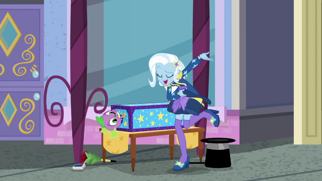 File:Trixie Lulamoon bowing to the camera EGDS31.png