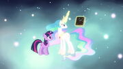 Princesa Celestia trazendo um livro T3E13
