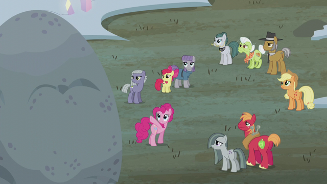 Файл:Pinkie points to the top of Holder's Boulder S5E20.png