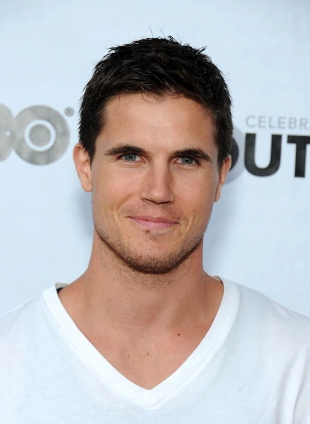 Robbie Amell | Modern Family Wiki | FANDOM powered by Wikia