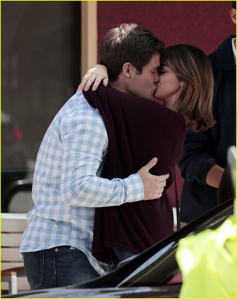 Image Adamdevinesarahhylandkissmodernfamily03.jpg Modern Family Wiki FANDOM powered