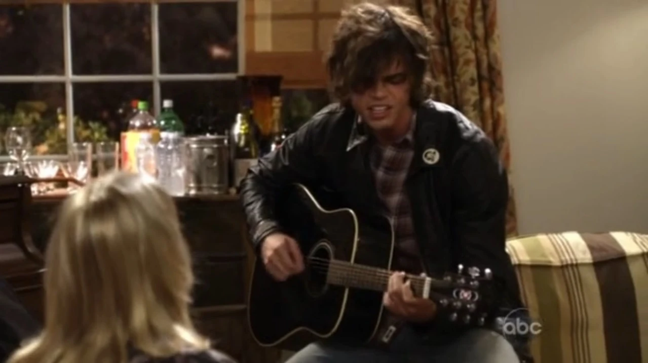 Image Dylan sings 'In the Moonlight'.jpg Modern Family Wiki