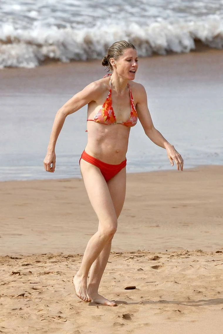 Image Julieboweninabikiniinhawaii02.jpg Modern Family Wiki