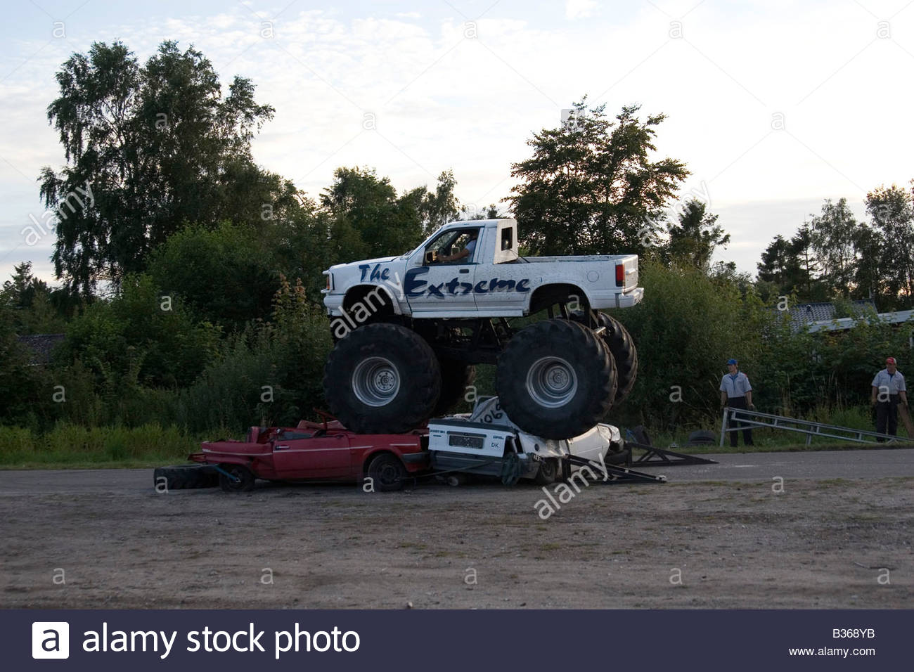 Image - Extreme-monster-truck-crushing-cars-B368YB.jpg | Monster Trucks