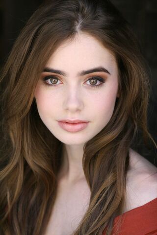 File:Lily Collins.jpg