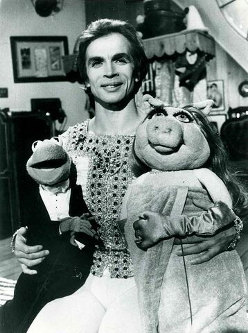 File:Kermit rudolph piggy.jpg