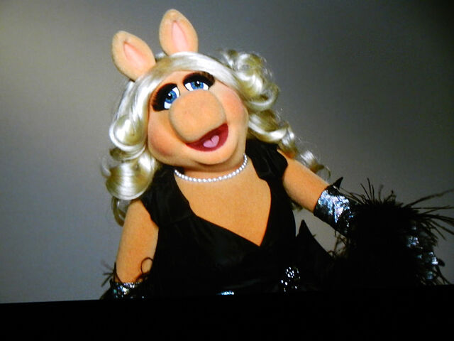 File:TheTrevorProject-TravorLive-MissPiggy-(2011-12-04)-02.jpg