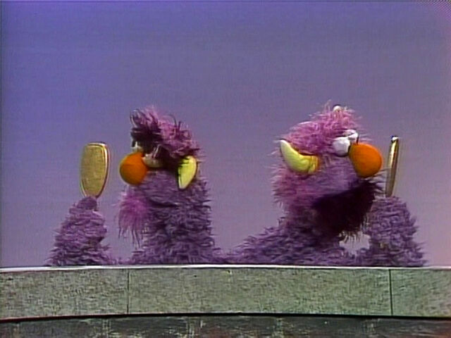File:TwoHeadSameDifferentMirrors.jpg