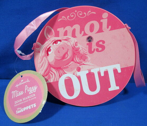 File:Hallmark 2015 door hanger piggy moi is out 1.jpg