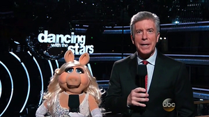 DancingWithTheStars-PiggyHosting-(2015-09-28)